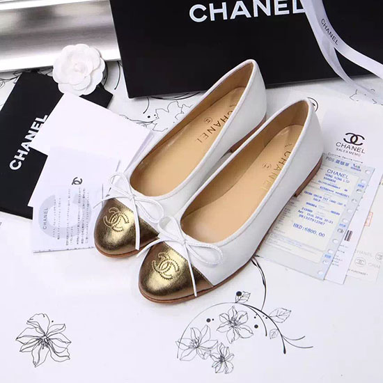 Chanel Weiße Lammfell-Ballerinas Mit Goldener Zehenkappe CH1610