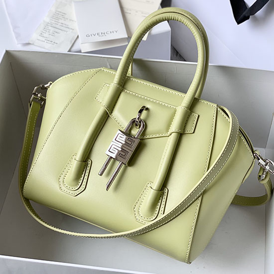 Givenchy Mini Antigona Lock Ledertasche Grün G199115