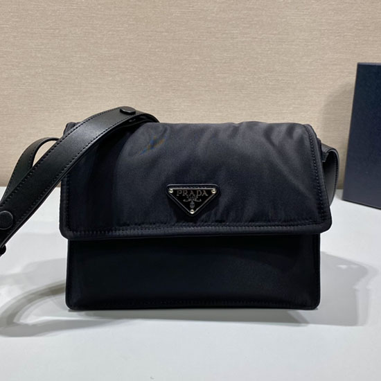 Kleine Gepolsterte Prada-Schultertasche Aus Re-Nylon Schwarz 1BD313