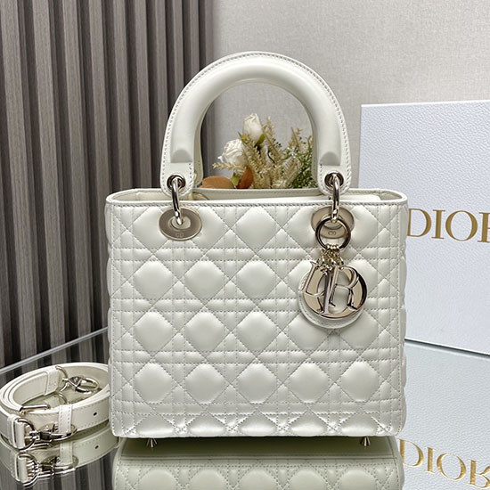 Mittlere Lady Dior Lammfelltasche Weiß D2454