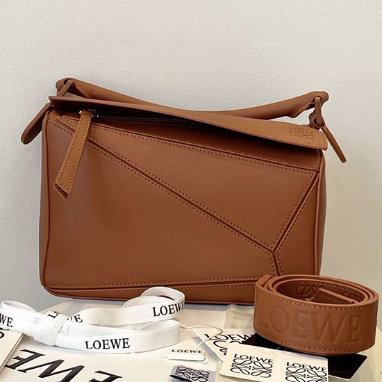 Loewe μικρή δερμάτινη τσάντα με άκρη παζλ καφέ L51021