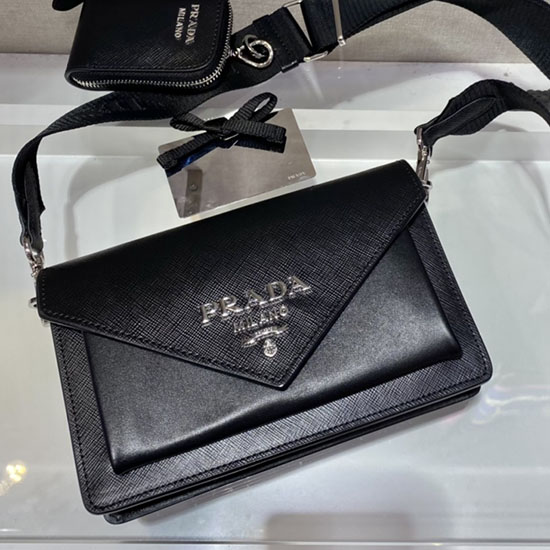 Μίνι τσάντα φακέλου δερμάτινη Prada Saffiano μαύρη 1bp020