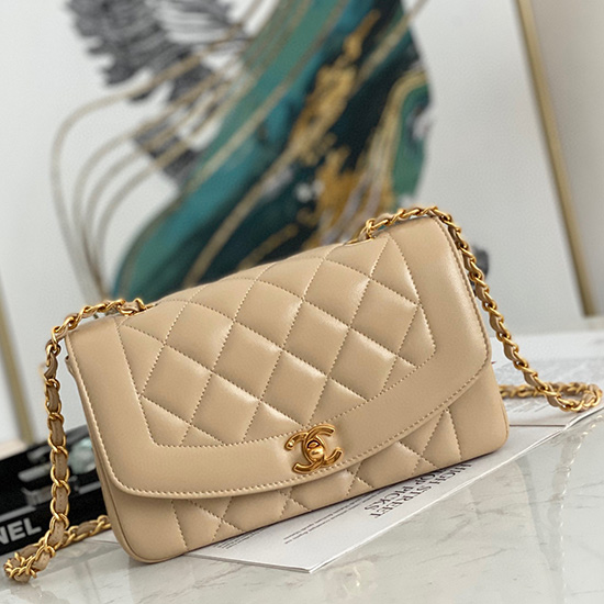 Bolso Chanel Con Solapa De Piel De Cordero Beige A87062