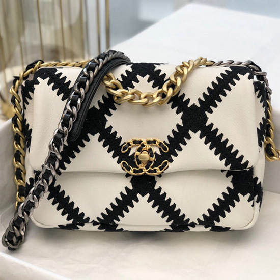 Bolso Chanel De Piel De Becerro 19 Con Solapa Blanco Y Negro As1160