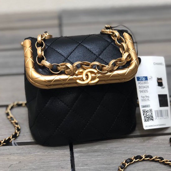 Bolso Chanel Pequeño De Piel De Cordero Con Cierre De Beso Negro As1885