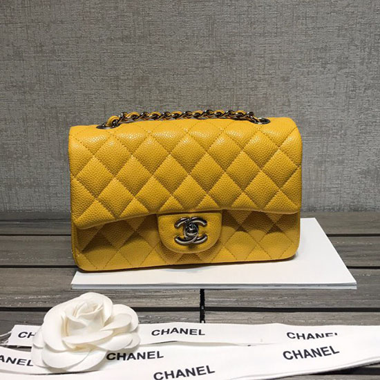 Bolso Pequeño Clásico Con Solapa De Cuero Caviar De Chanel Amarillo Con Herrajes Plateados Cf1116