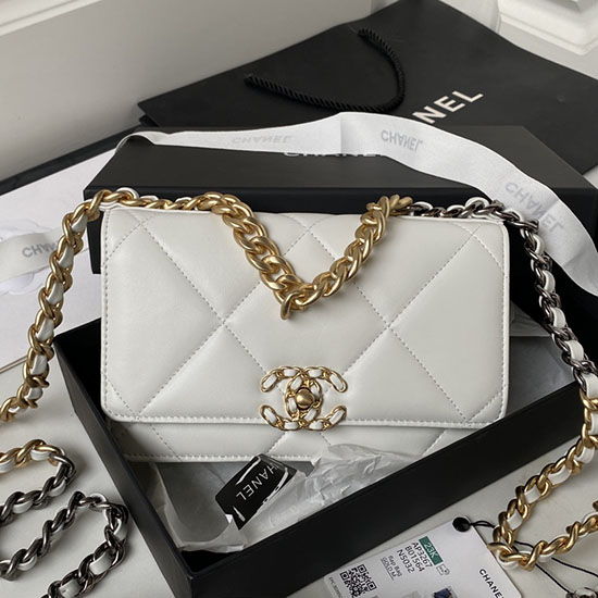 Cartera Chanel 19 Con Cadena Blanca Con Herrajes Dorados Ap3267