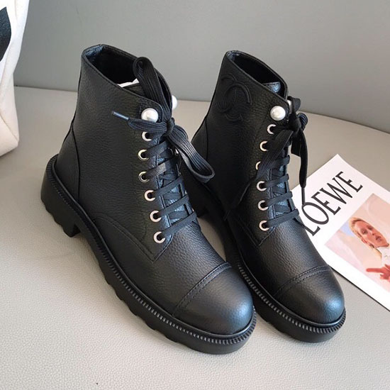 Botte Chanel En Cuir De Veau Grainé Noir Cs09274