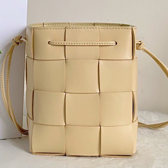 Bottega Veneta Kazettás Vödörtáska Bézs B68028