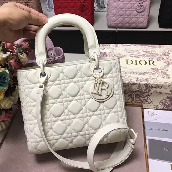 Ультраматовая сумка Lady Dior белая D92401