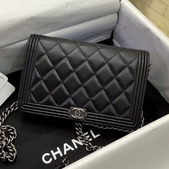 Chanel Lammskinn Quiltad Pojkplånbok Svart Med Silvermetall A80389