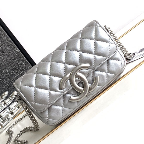 Liten Chanel Lammskinnsklaffväska Silver As3207