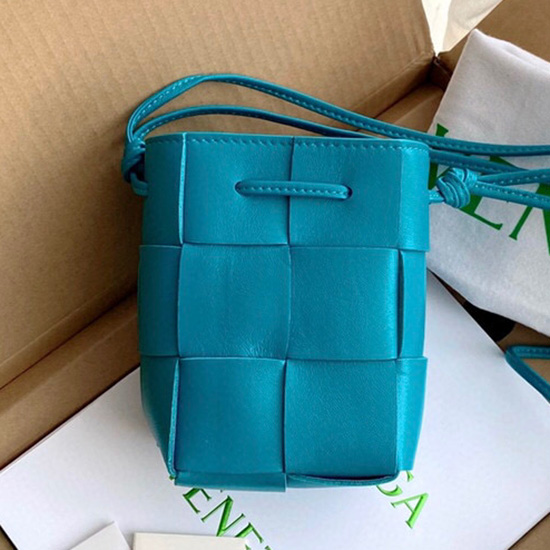 Bottega Veneta Cassette Mini Bucket Bag สีน้ำเงิน B62081