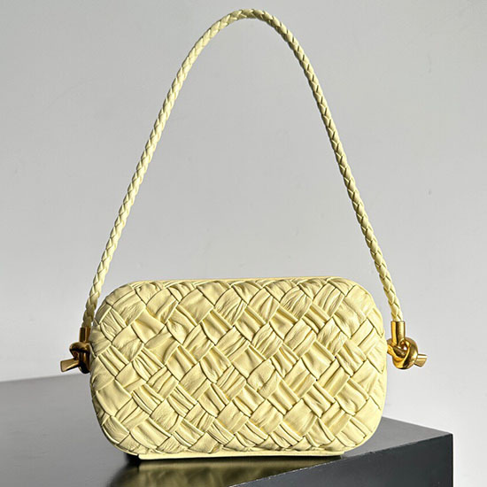 Bottega Veneta Knot บนสาย สีเหลือง B717623