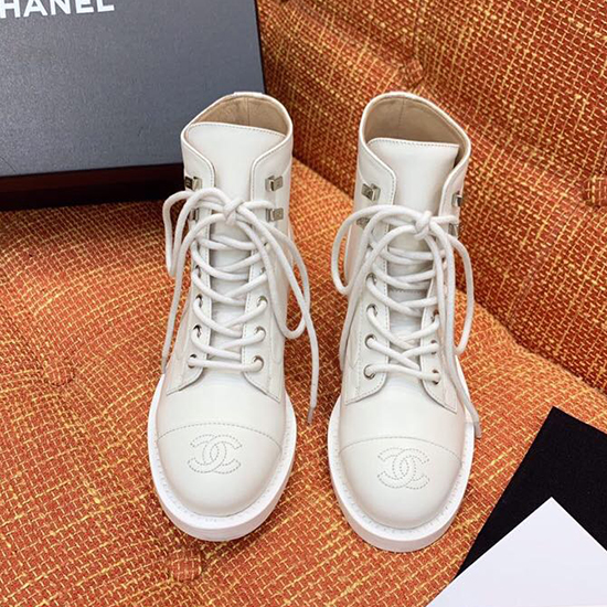 Chanel รองเท้าบูทหนังลูกวัวสีขาว Cs14086