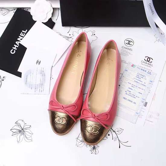 Chanel แฟลตบัลเล่ต์หนังลูกแกะสีชมพู Cap Toe สีทอง Ch1610