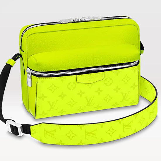 Louis Vuitton Outdoor Messenger รุ่น M30943