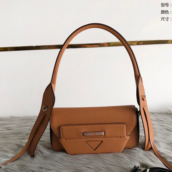 Prada Manuelle กระเป๋าสะพายหนังสีน้ำตาล 1bd166