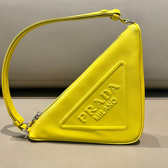 Prada กระเป๋าหนังสามเหลี่ยมสีเหลือง 1nq043