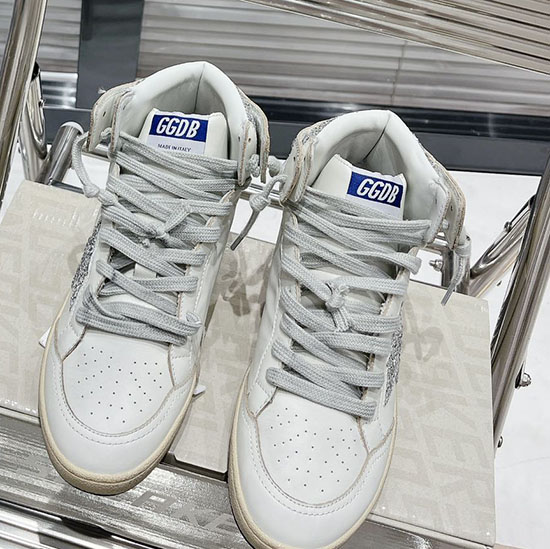 รองเท้าผ้าใบหนังลูกวัว Golden Goose Sng082618